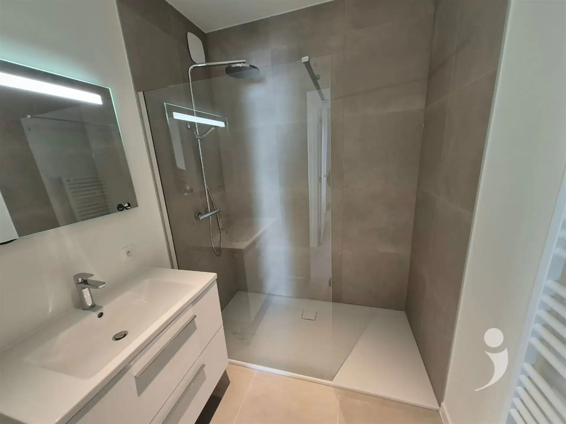 Nieuwbouw appartement met dubbele staanplaats voor de wagen foto 8