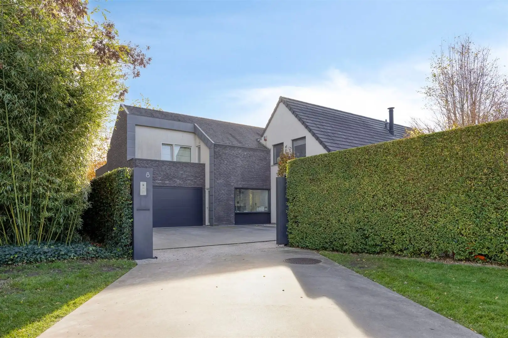 Rustig gelegen, luxueus afgewerkte villa met zwembad en 5 slaapkamers. foto {{pictureIndex}}