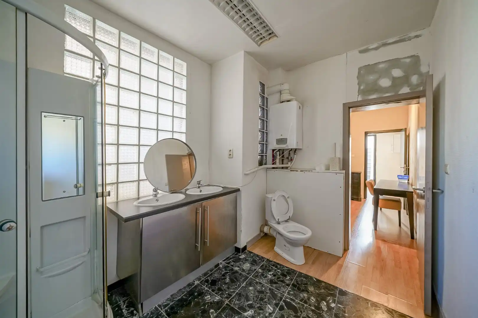 Te renoveren stadswoning met 5 slaapkamers, 3 badkamers en koer in hartje Oostende foto 9