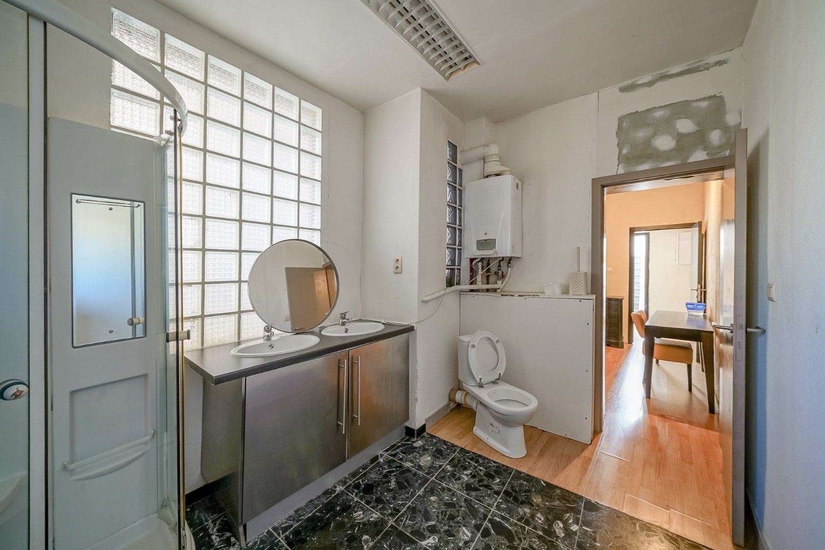 Te renoveren stadswoning met 5 slaapkamers, 3 badkamers en koer in hartje Oostende foto 8