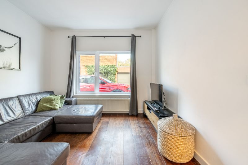 Recent gerenoveerde woning met ruime garage foto 7