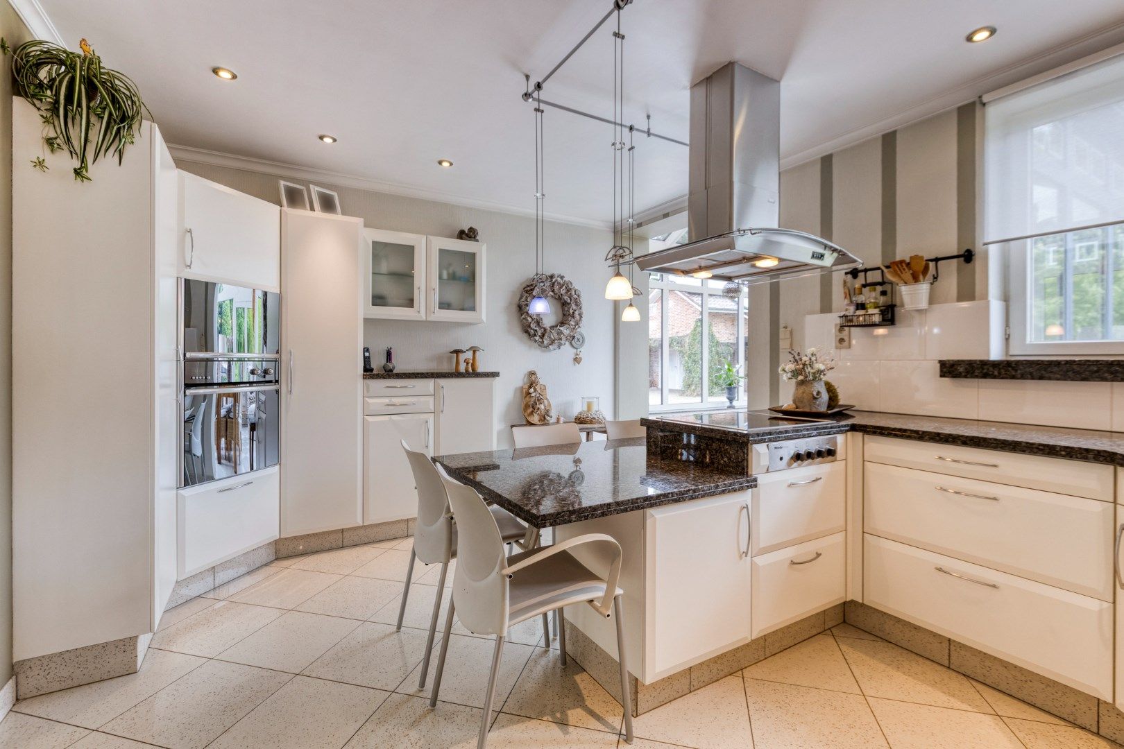 Ruime goed onderhouden woning op een prachtig perceel met praktijk mogelijkheid foto 8