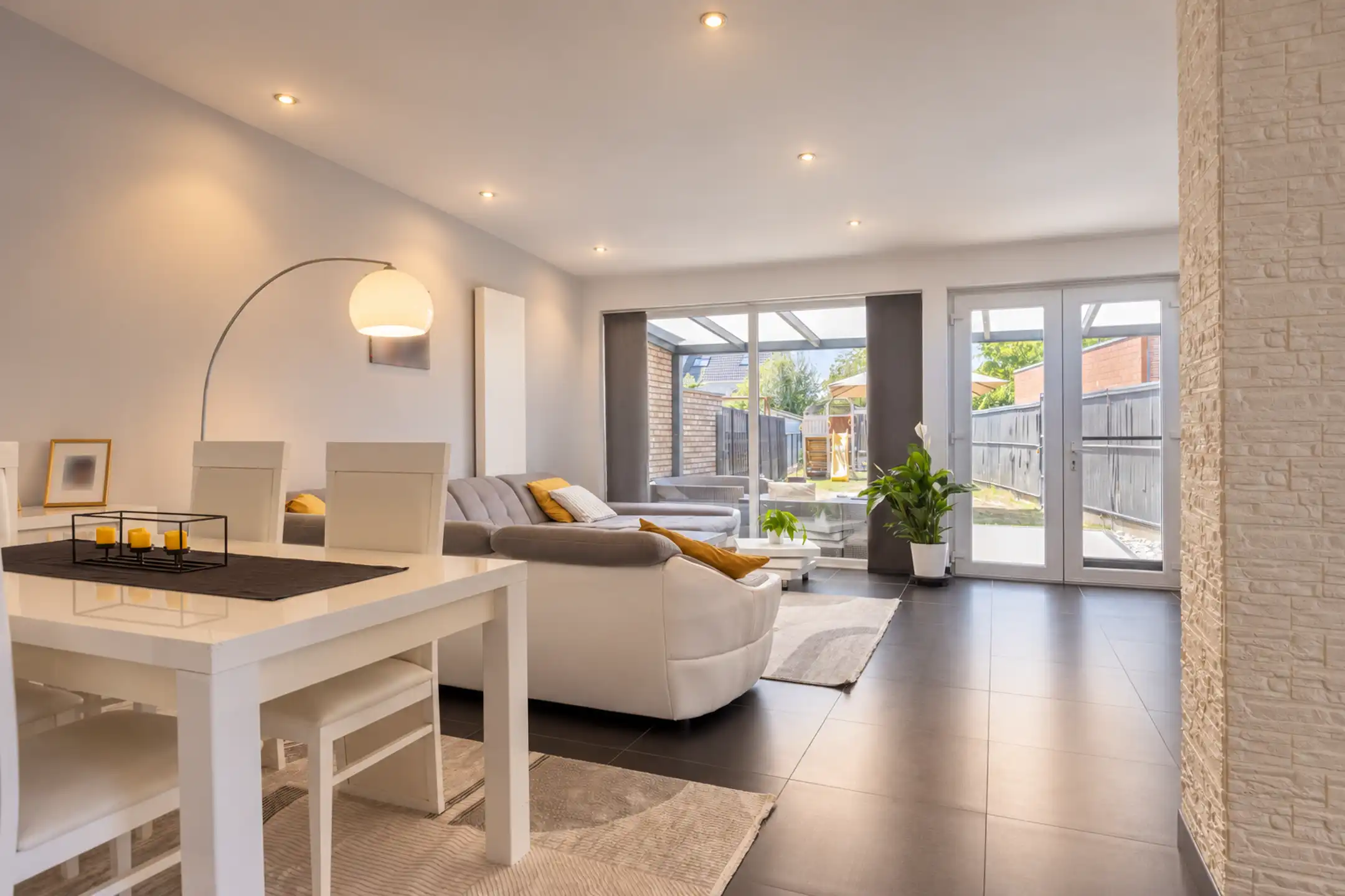 Ruime gezinswoning van 215 m² met vier à vijf slaapkamers en tuin foto 3