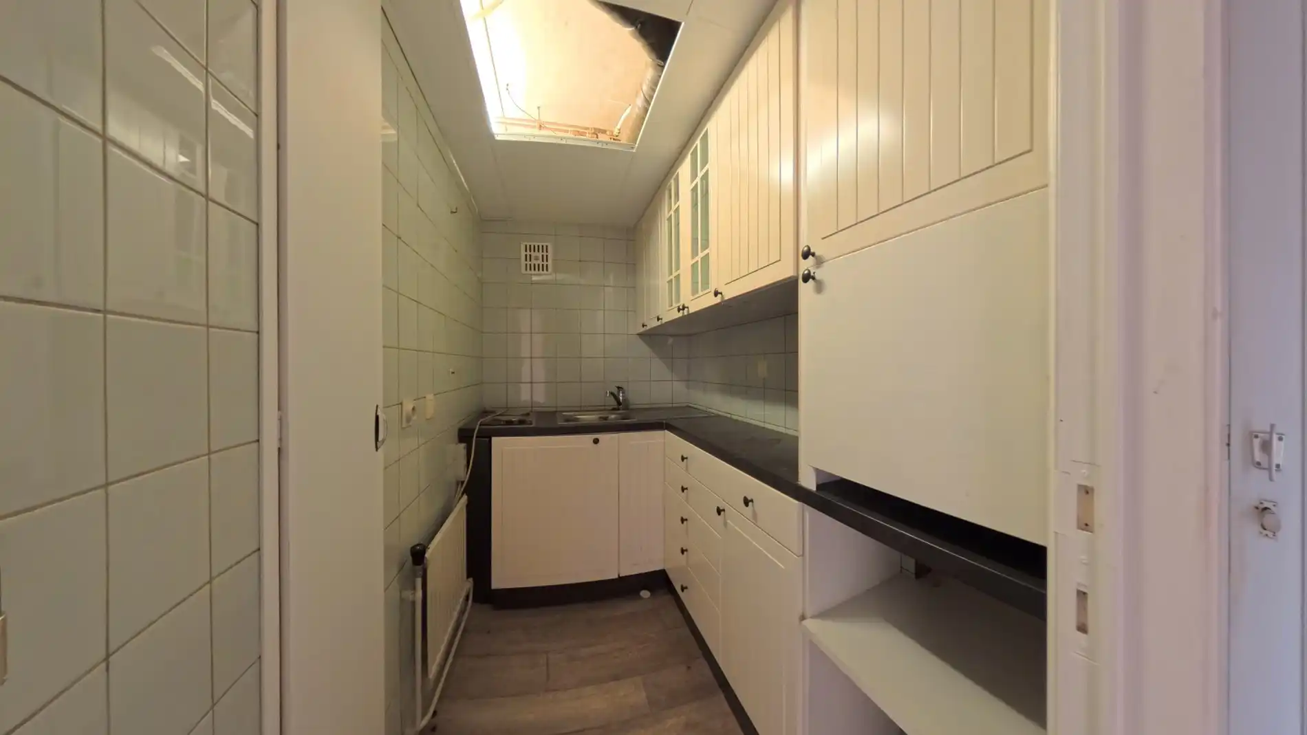 Verder te vernieuwen assistentiewoning met één slaapkamer en terras te Assebroek. foto 2