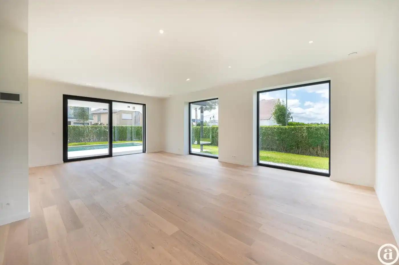 Prachtige nieuwbouw villa met 5 slaapkamers gelegen in een rustige residentiële omgeving.  foto 6