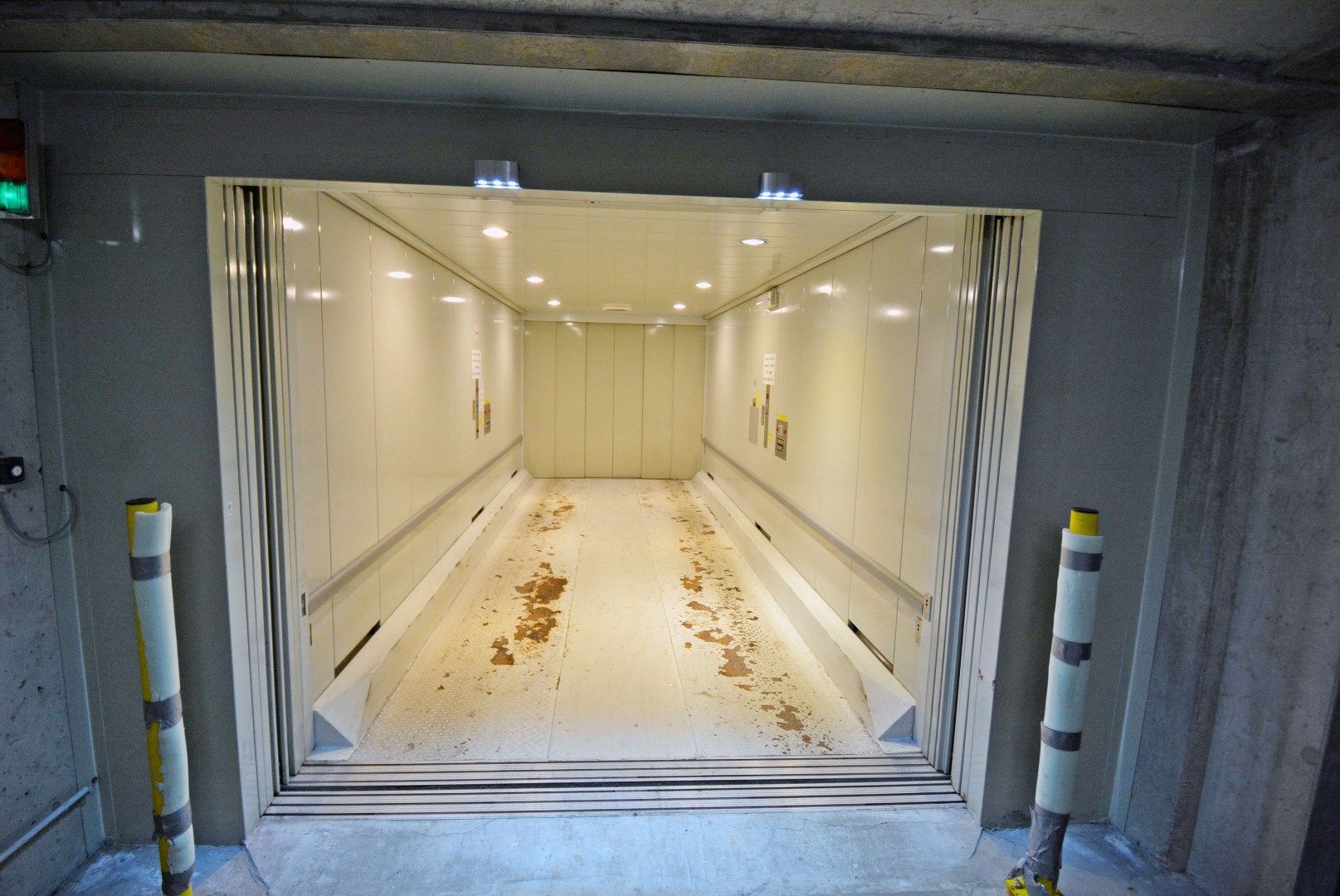 Gesloten garagebox in een zijstraat van de Lippenslaan. foto 8