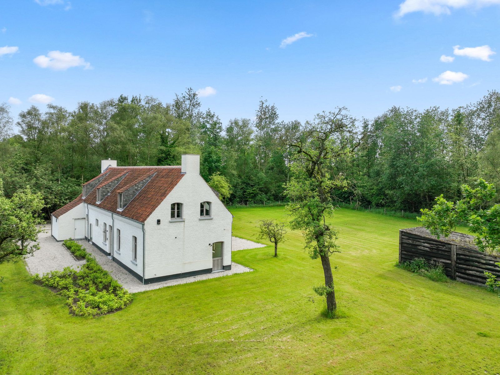 Exclusieve gerenoveerde hoeve te PUTTE op 3.258 m2 foto {{pictureIndex}}