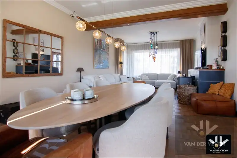 Stijlvolle, ruime en grotendeels gerenoveerde gezinswoning eenvoudig aan te passen naar EPC C vlak aan het cetrum foto 3