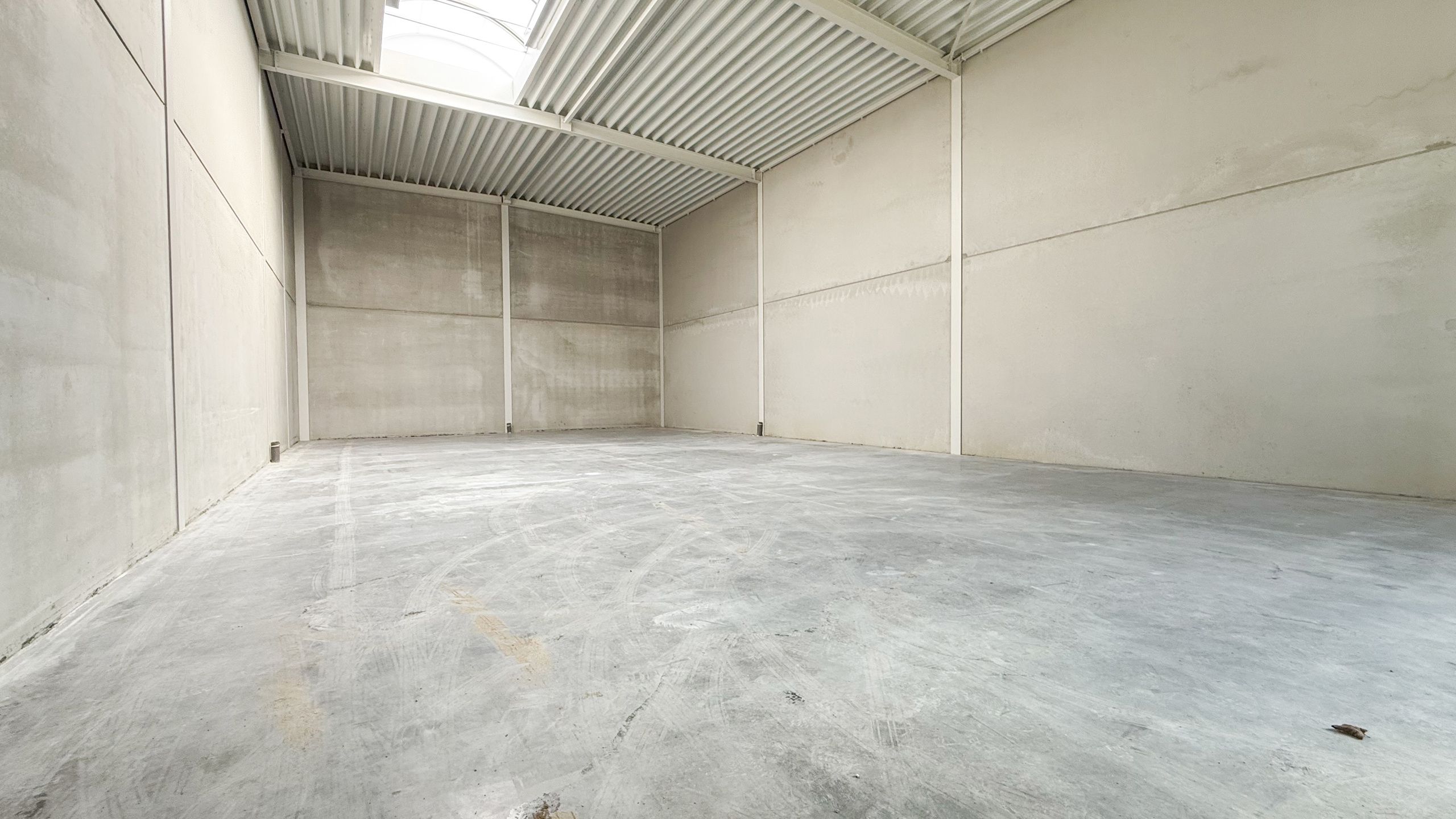Ruime nieuwe loods te huur, centraal gelegen in KMO- zone! foto 5