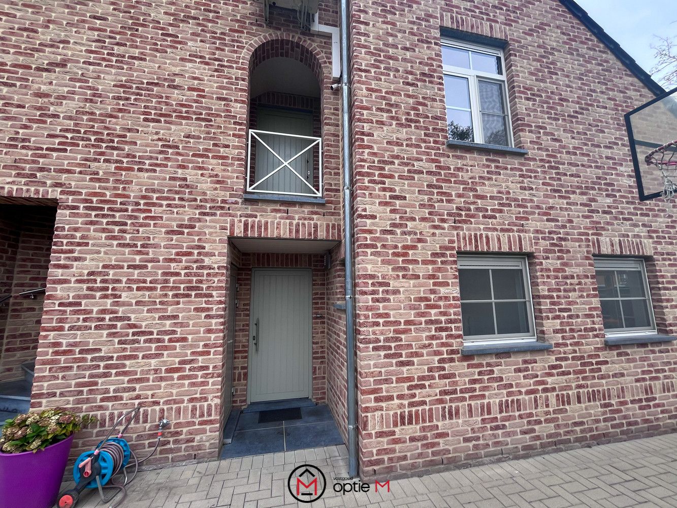 Gelijkvloers appartement met garage en terras in het hart van Munsterbilzen foto 2