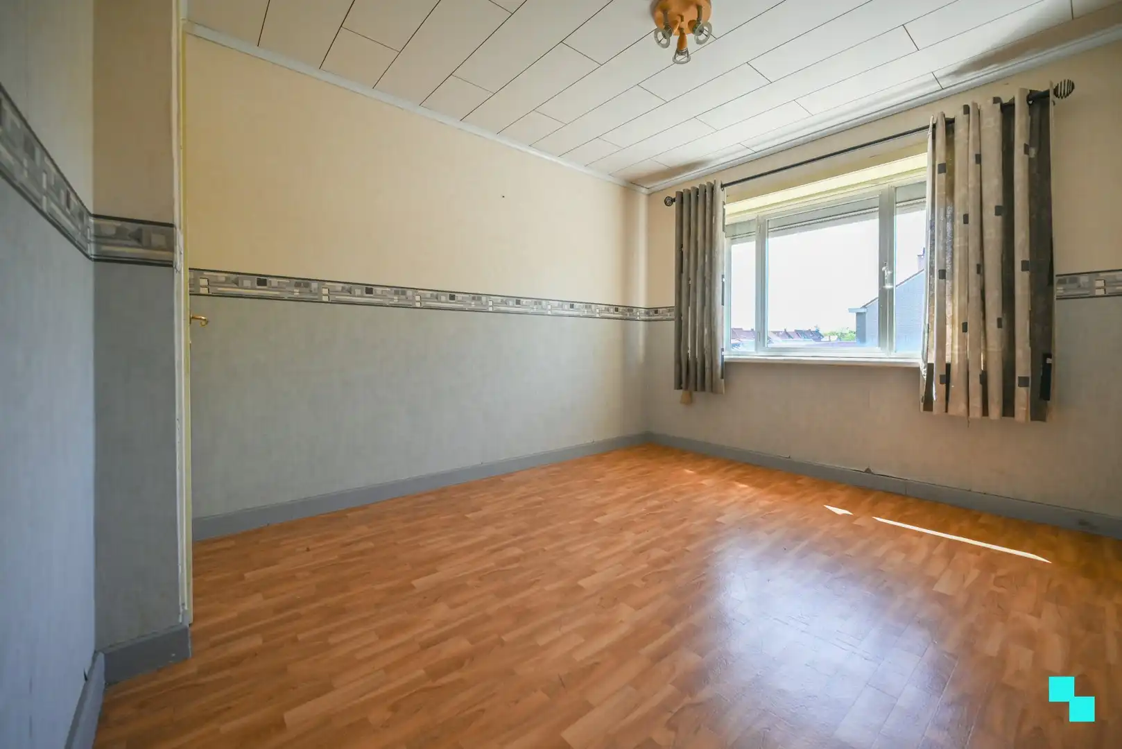 Te renoveren halfopen bebouwing met garage foto 27