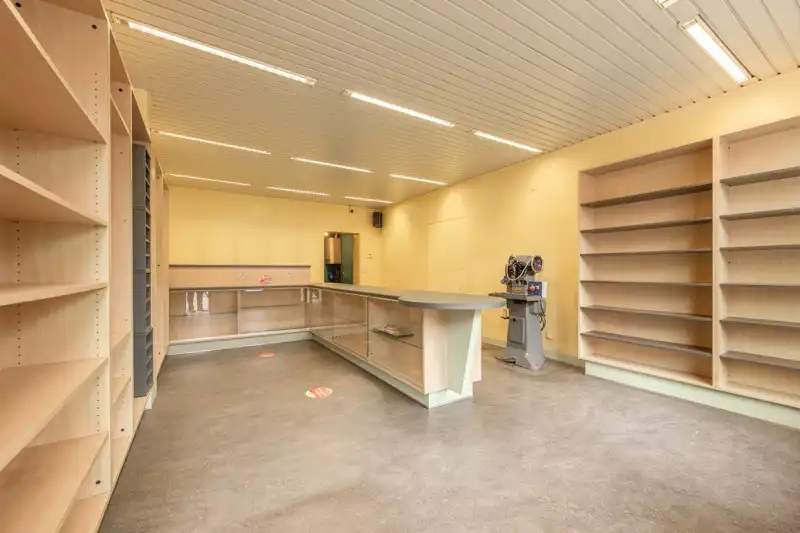 Commerciële ruimte / kantoorruimte in het centrum van Sint-Eloois-Vijve! foto 2