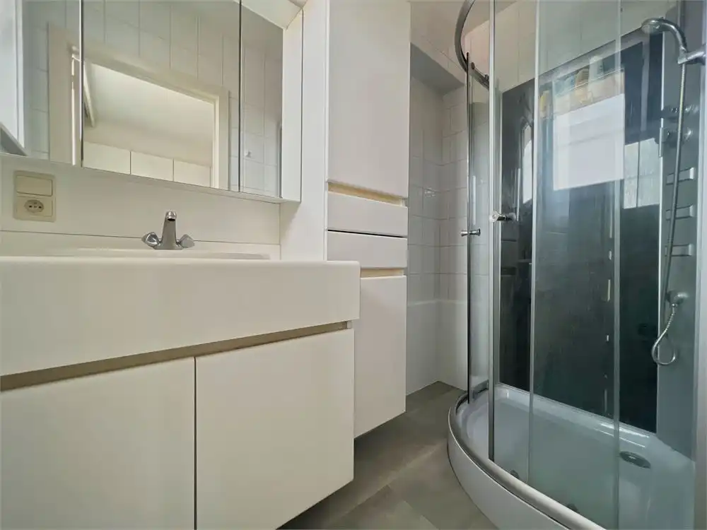 Ruim en lichtrijk app. met 2 slpks in hartje Torhout foto 6