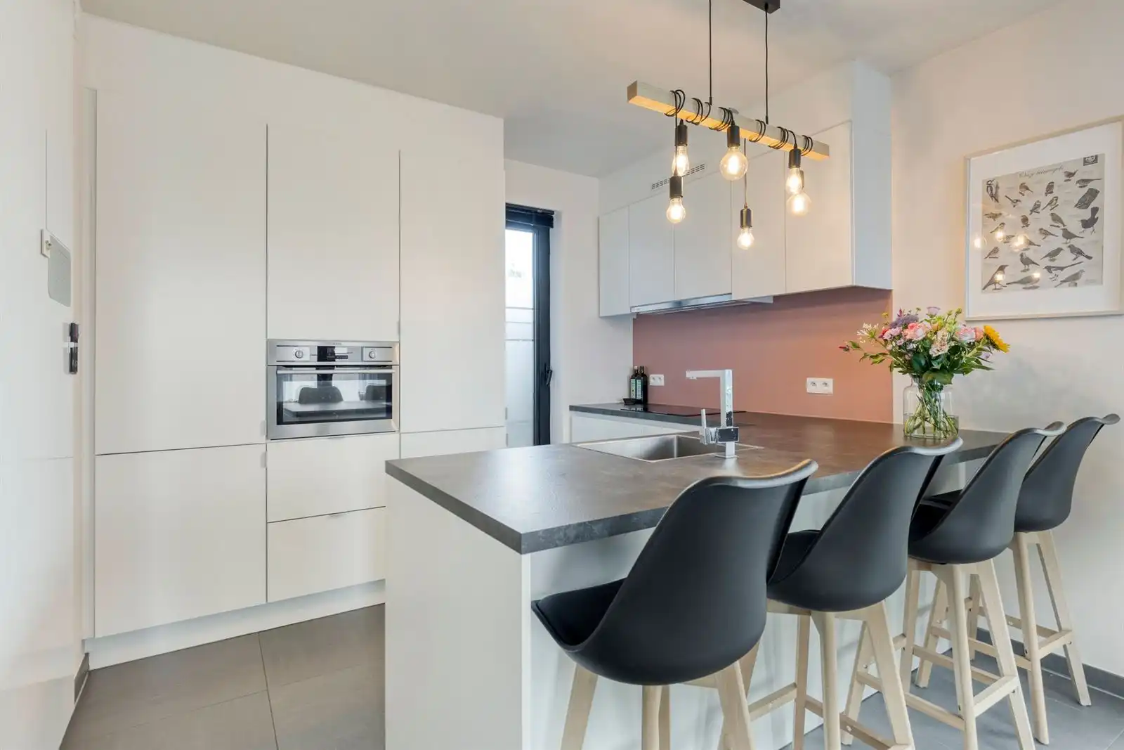 Rustig gelegen en instapklaar appartement met 1 slaapkamer, ruime tuin en private autostaanplaats. foto 7