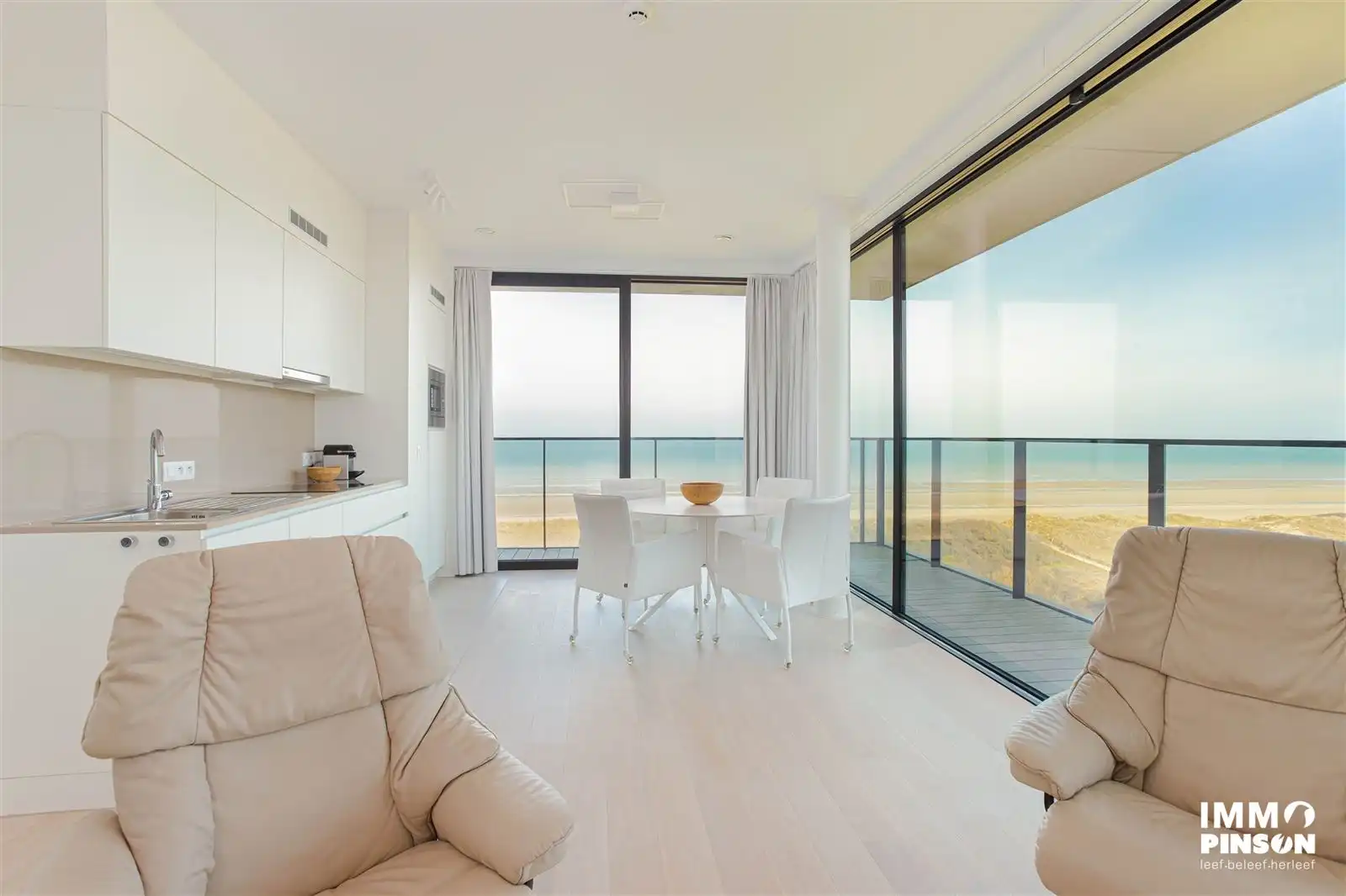 Lichtrijke assistentieflat met wijds zicht op zee, strand en duinen foto {{pictureIndex}}