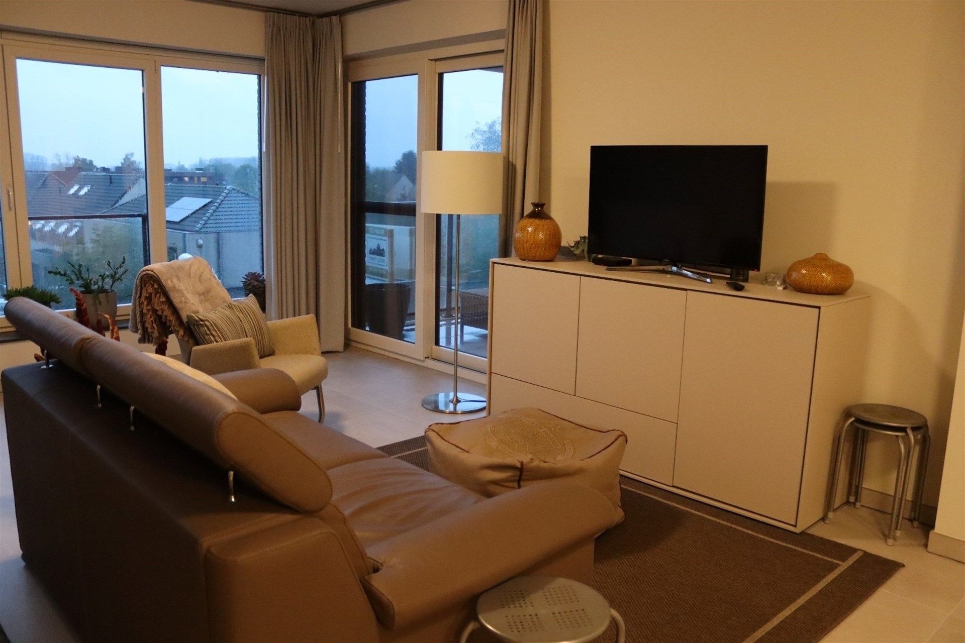 Rustig en recent gelegen appartement met terras en autostaanplaats. foto 7