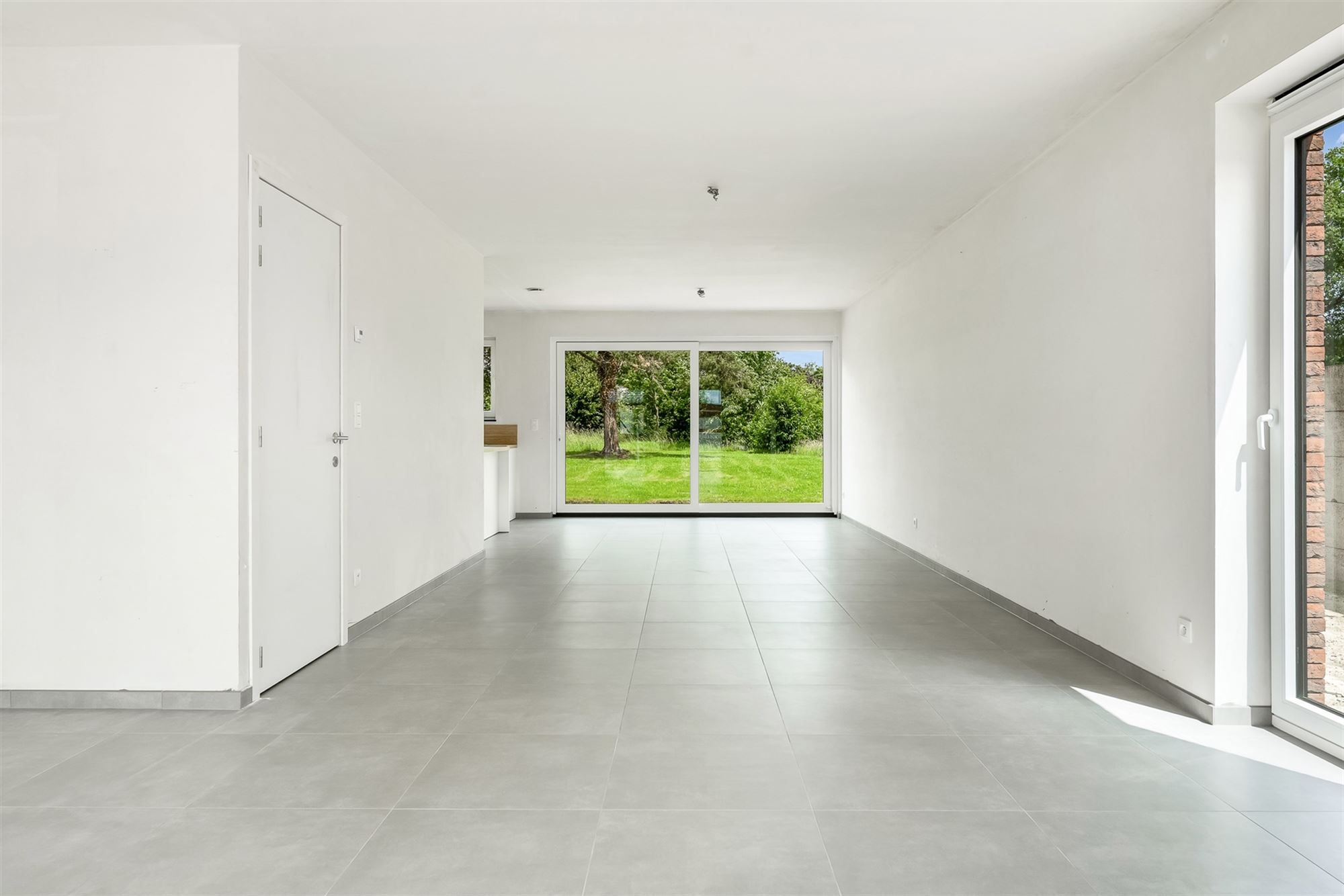 VOLLEDIG AFGEWERKTE NIEUWBOUWWONING IN DOODLOPENDE STRAAT foto 4