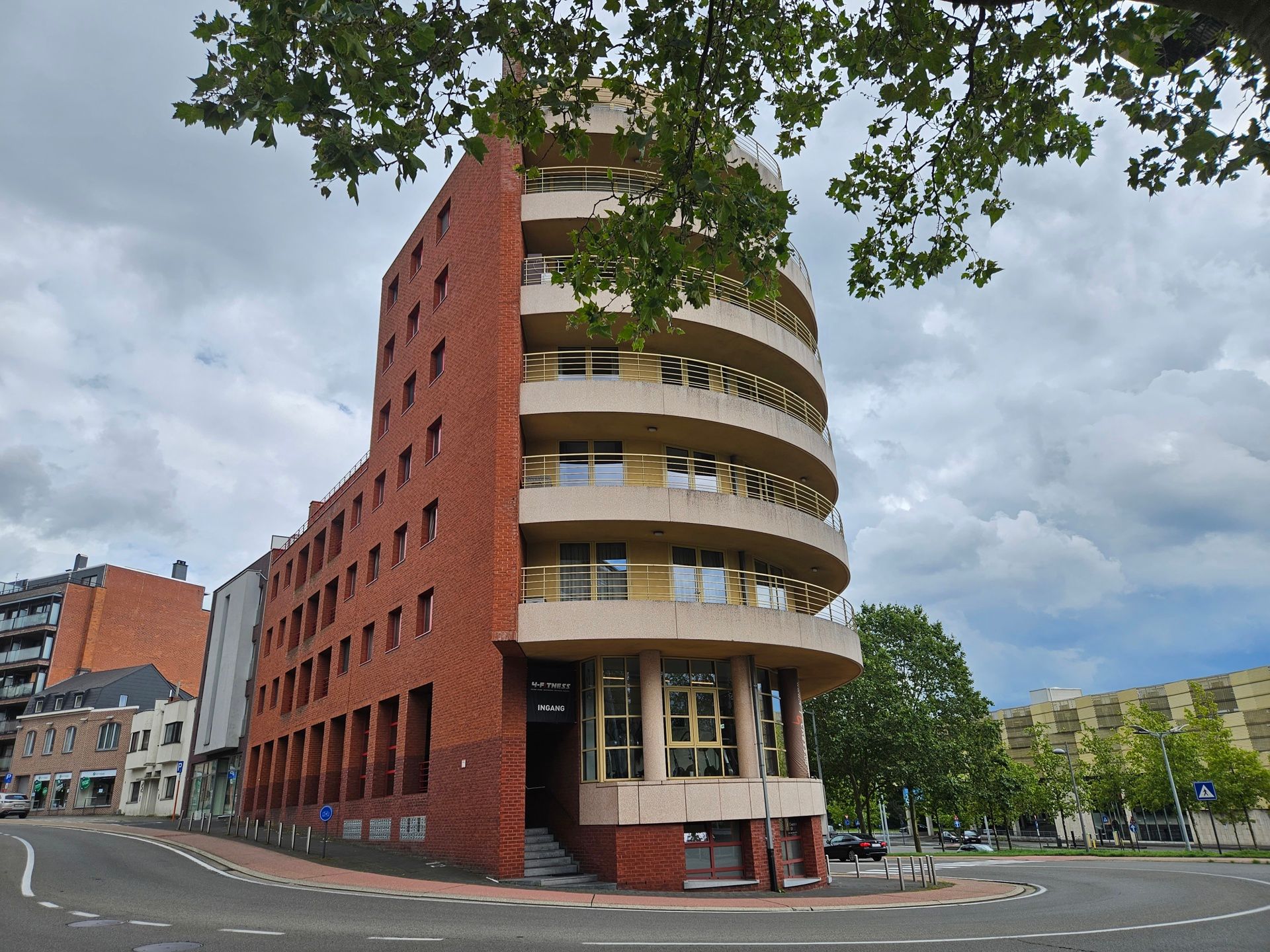 Kantoorgebouw op zichtlocatie in Genk-centrum foto 19