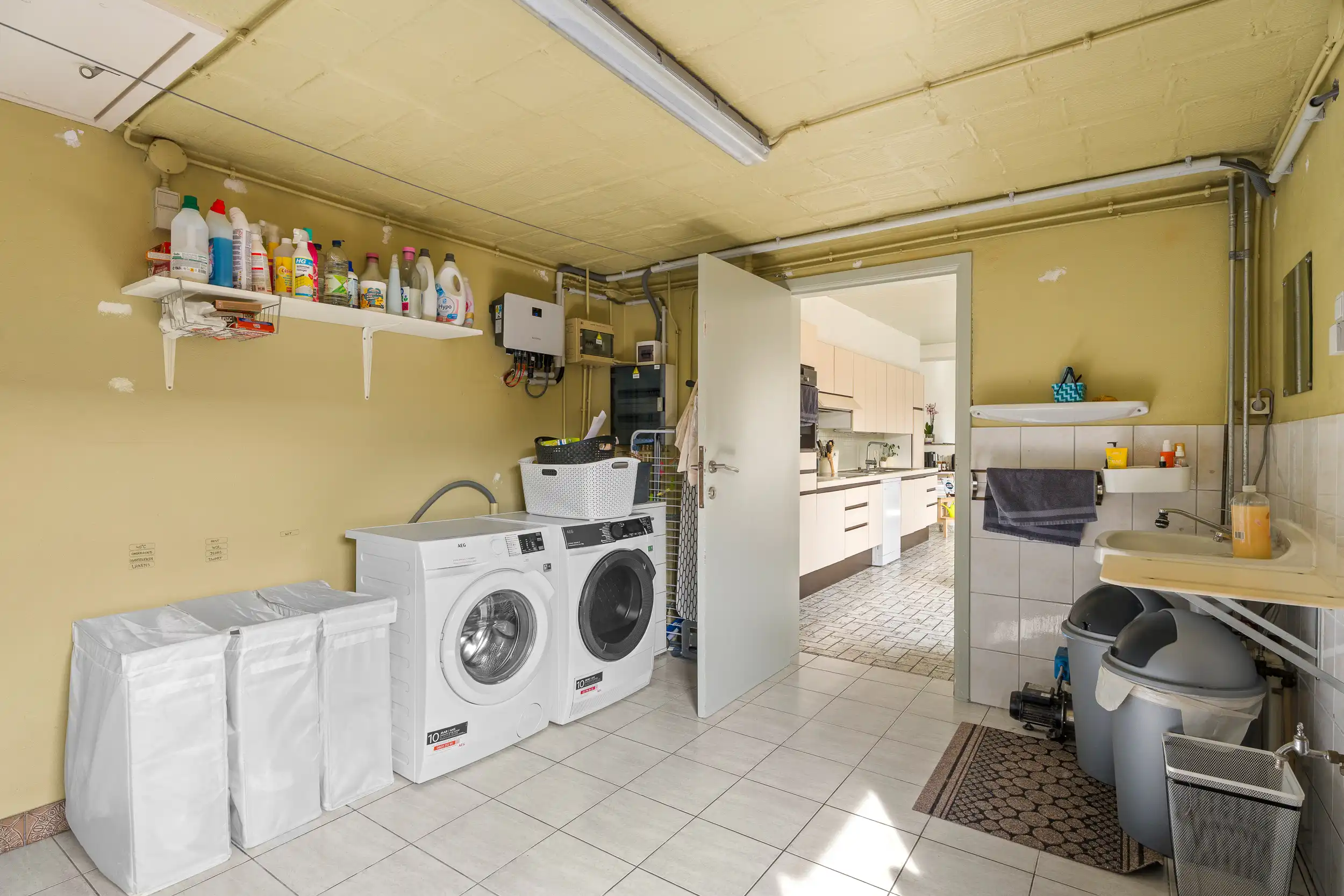 Ruime gezinswoning met 4 slpk, zonnepanelen & zonnige tuin foto 14