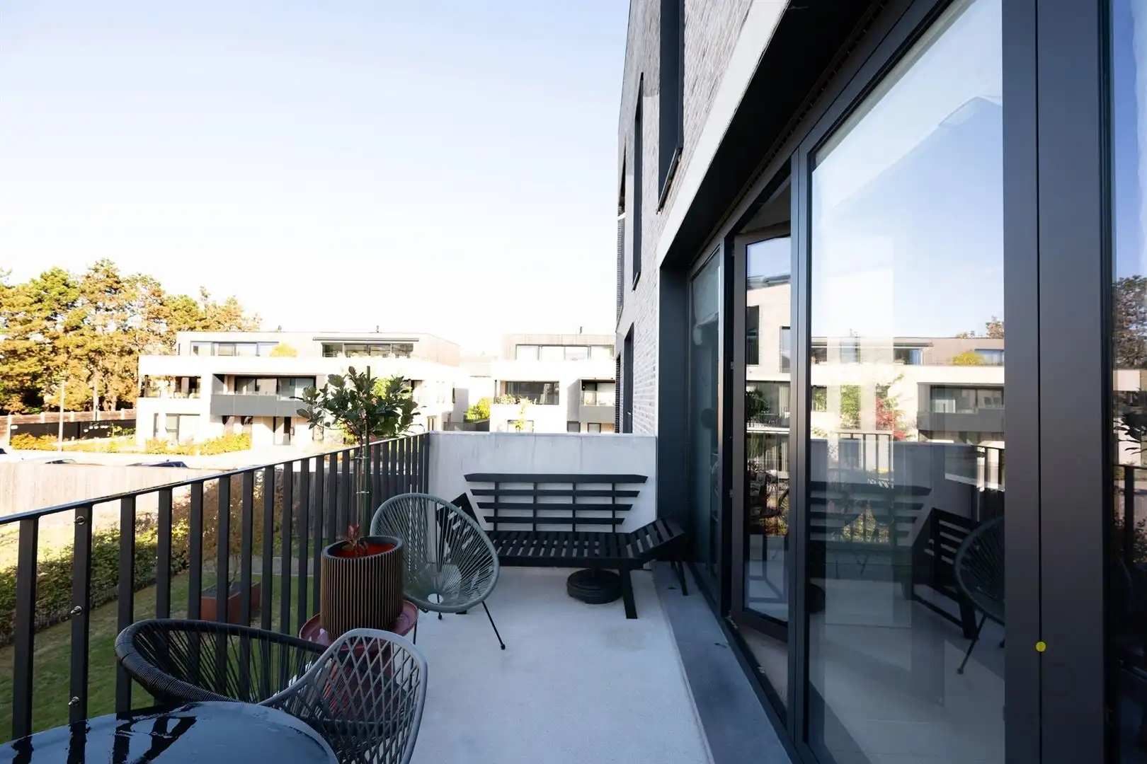 STIJLVOL EN LICHTRIJK WONEN IN EEN SERENE GROENE SETTING MET EEN GEZELLIG TERRAS! foto 8