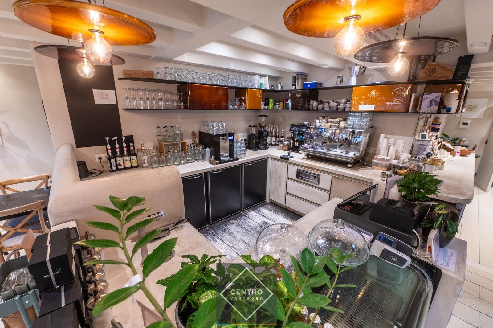 Recent (Bj. 2016) Mi CASA - HANDELSHUIS (538m2), voorzien van grote polyvalente ruimten (vrij beroep, toonzaal, horeca, B&B, ...), 5/6 slaapkamers, 4 badkamers, kelder (114m2), ... Op hoek- en zichtlocatie te Oostkamp. foto 7