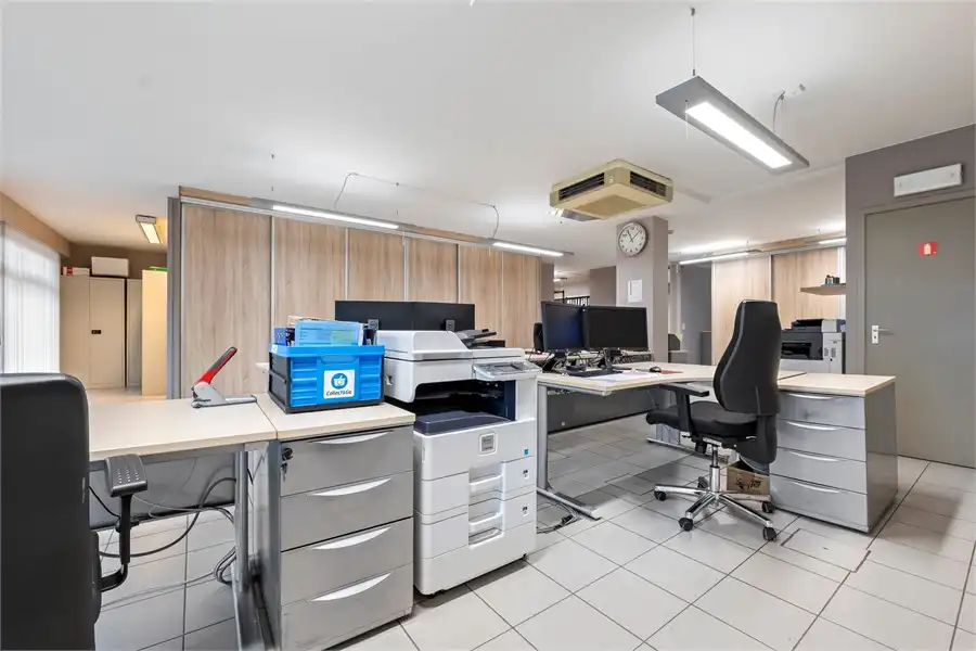 RUIME KANTOORRUIMTE VLAKBIJ HET CENTRUM VAN SINT-TRUIDEN foto 16
