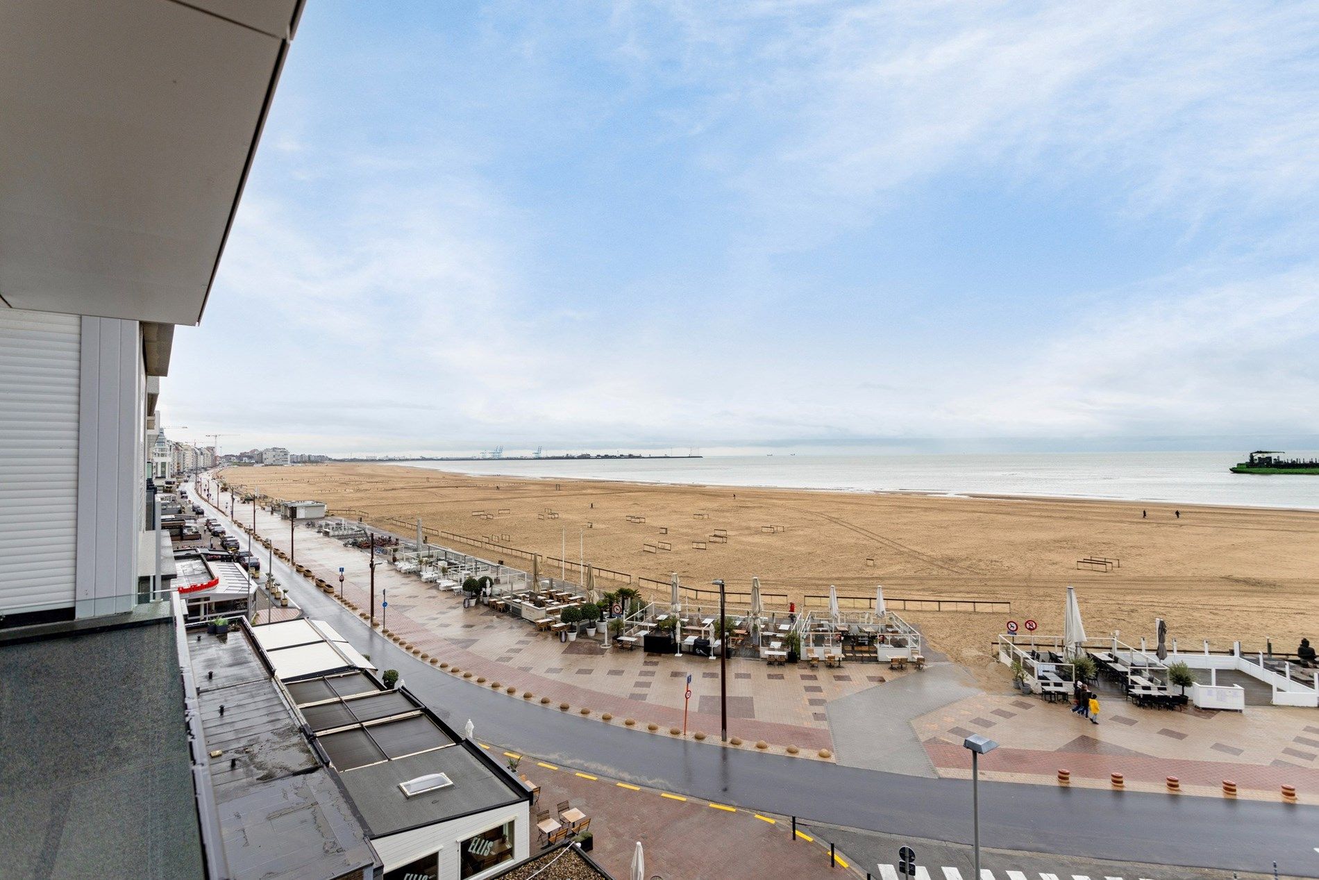 Gezellig één slaapkamer appartement met frontaal zeezicht gelegen op het Rubensplein te Knokke. foto 4