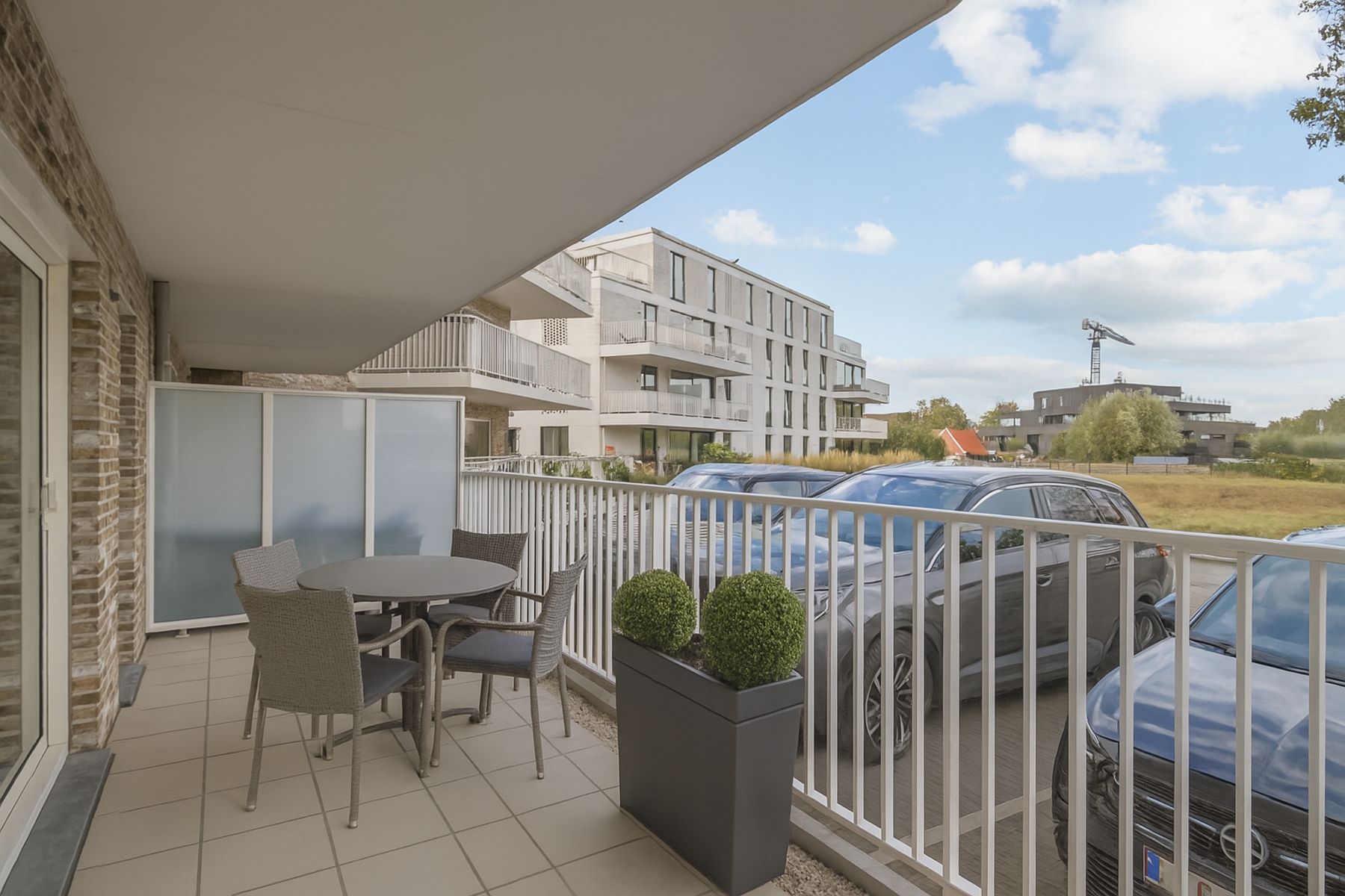 Lichtrijk gelijkvloers appartement in centrum Loppem foto 2