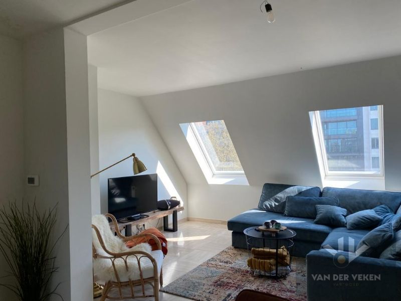 Stijlvol duplexappartement met 2 SLPK in hartje Hasselt foto 3