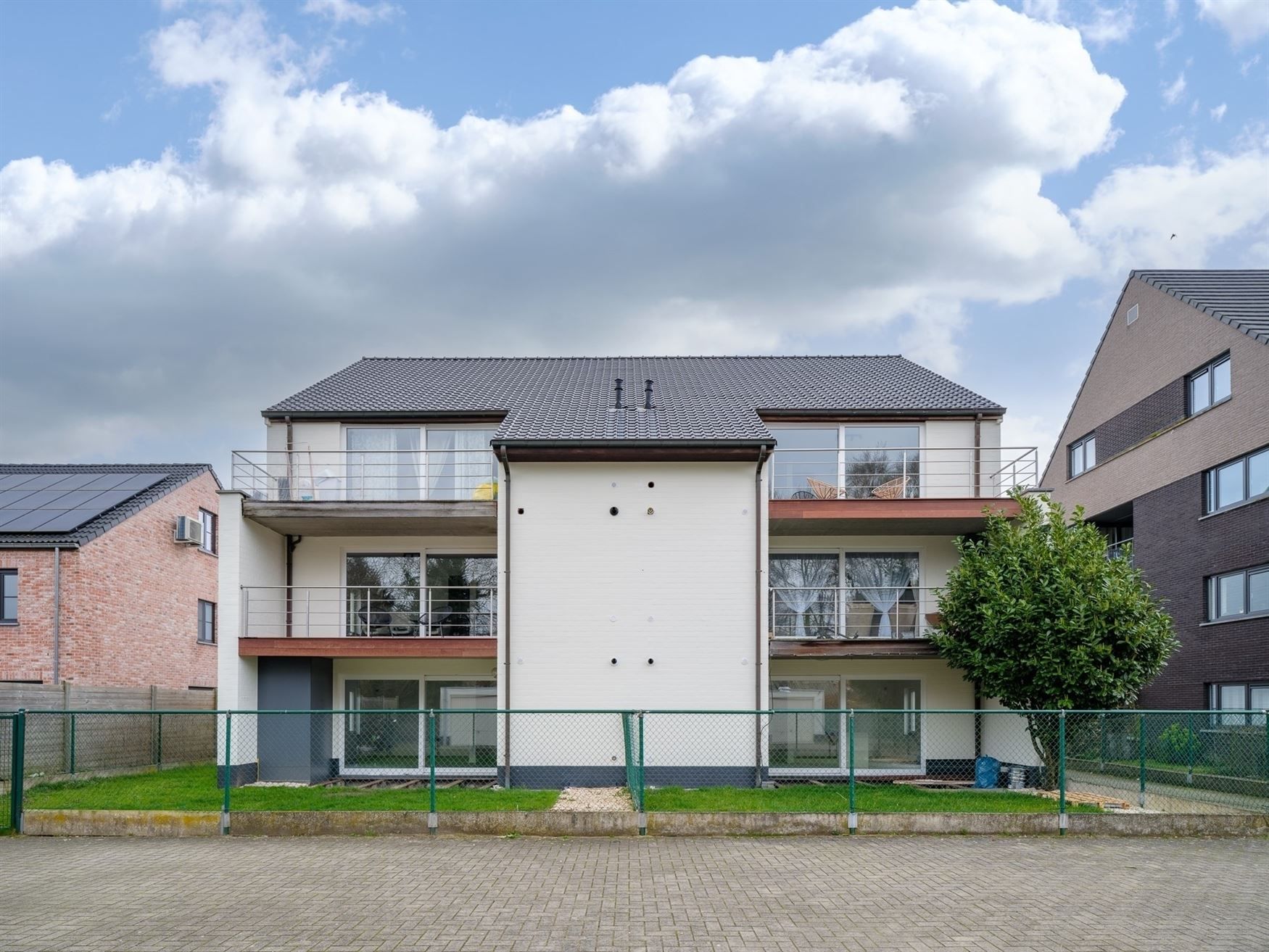 Lichtrijk, modern en instapklaar appartement met garage foto 15