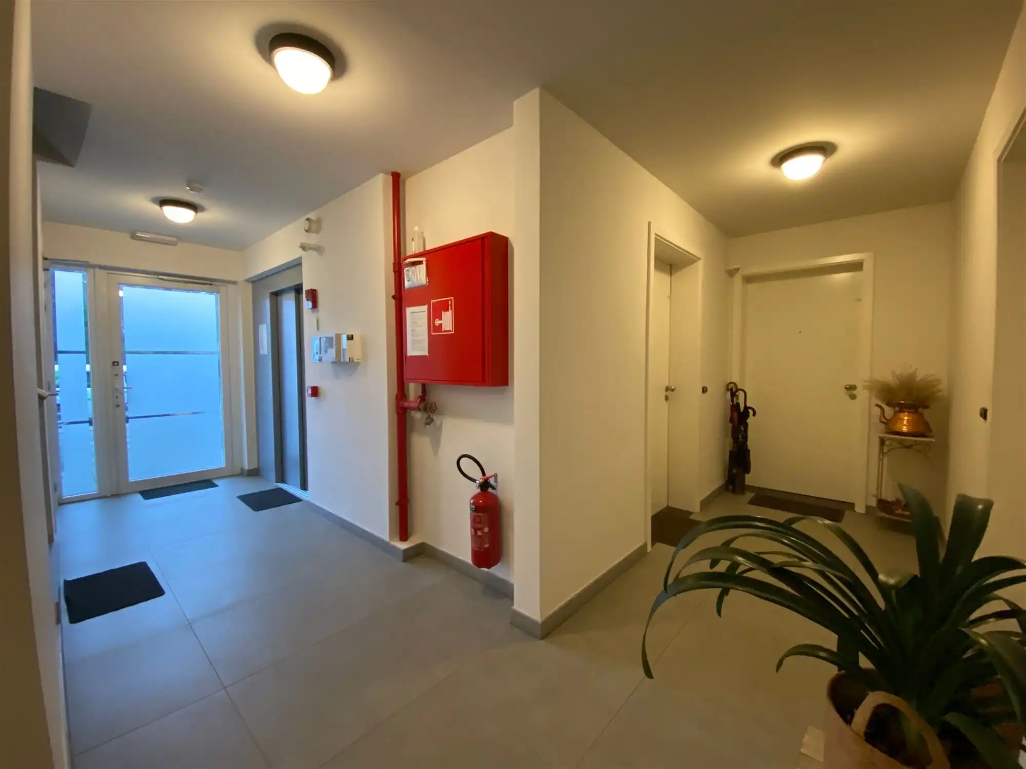 Ruim gelijkvloers appartement met twee slaapkamers, berging en ondergrondse autostaanplaats foto 2