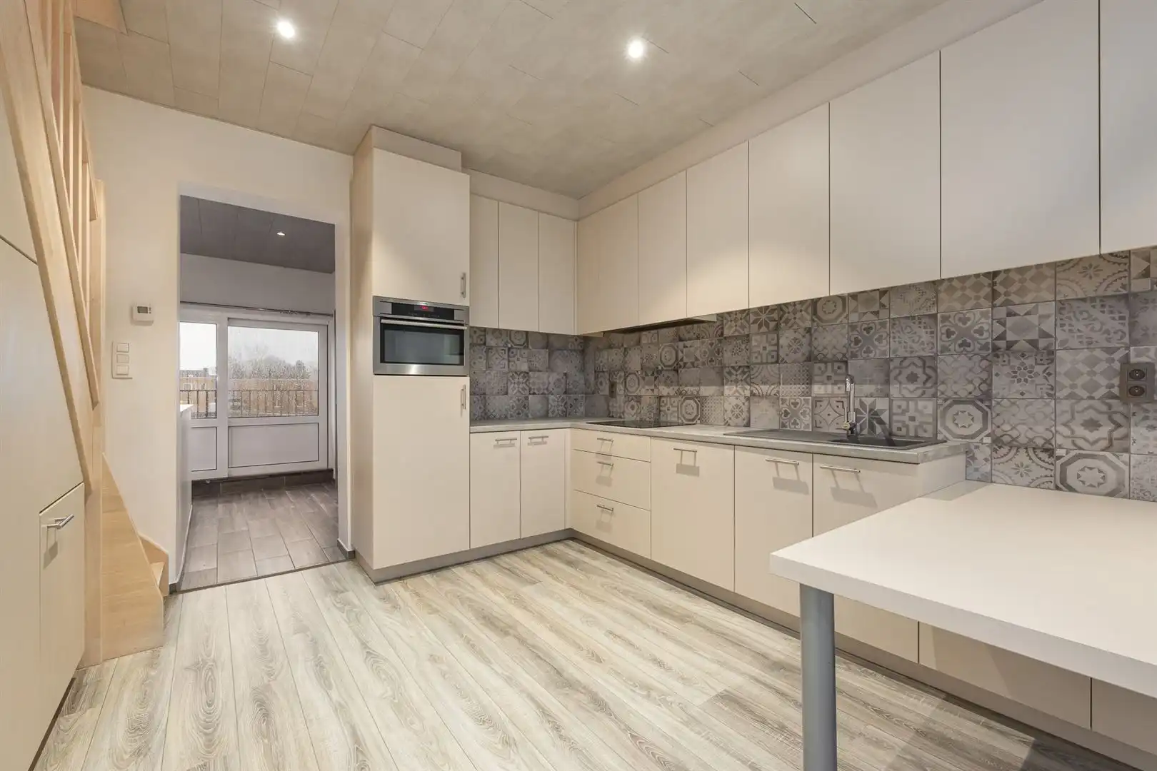 Centraal gelegen woonst met terras en garage. foto 4