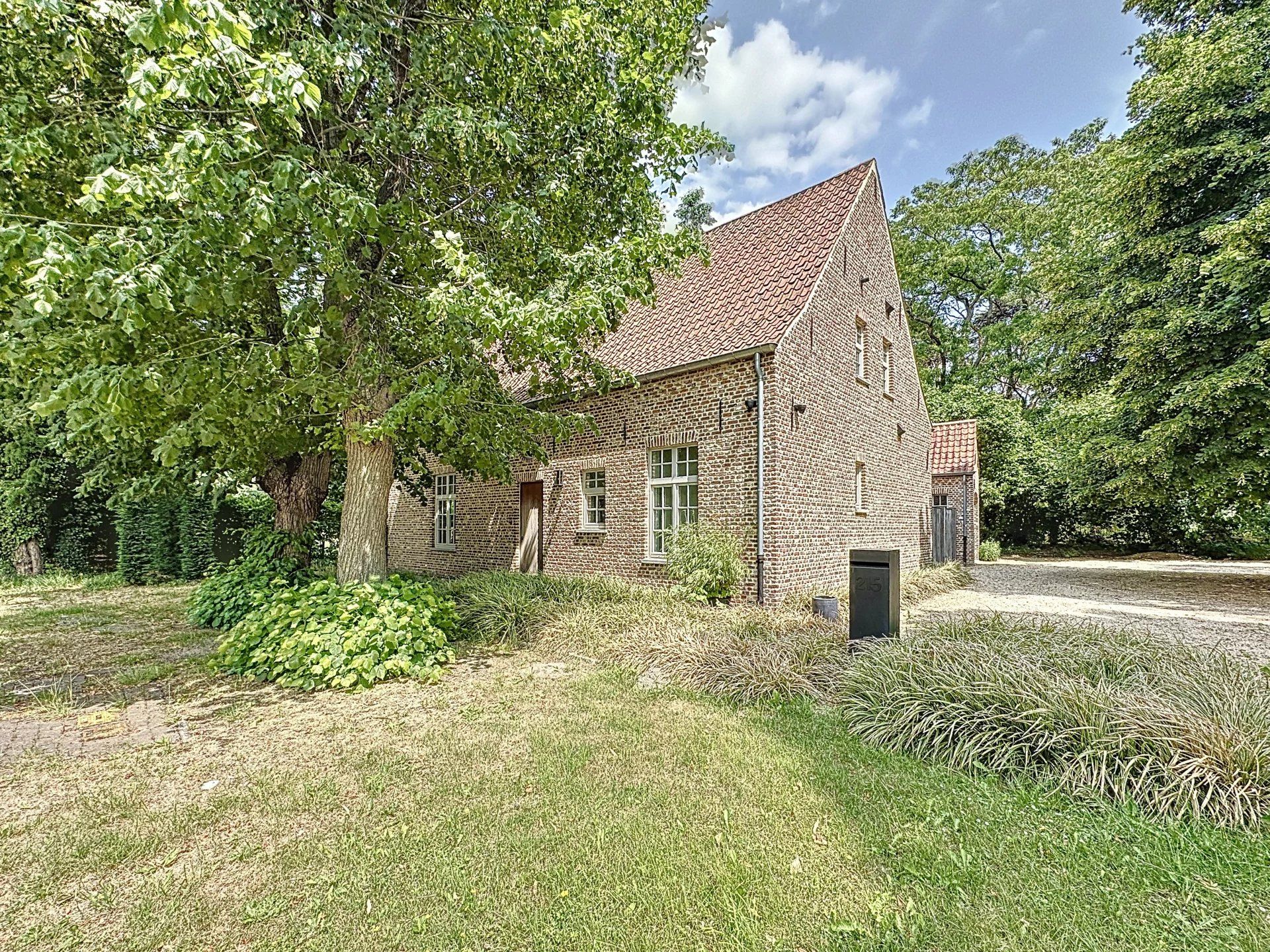Prachtige villa met 3 slaapkamers op een perceel van +/- 60 are. foto {{pictureIndex}}