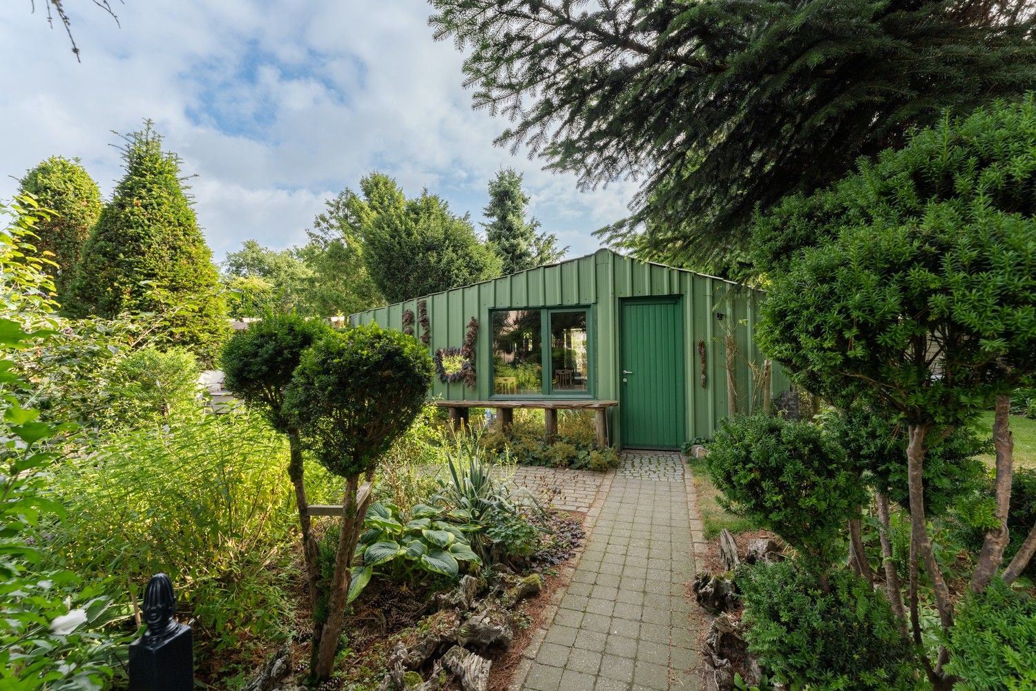 Instapklare gezinswoning met veranda en prachtige tuin foto 27