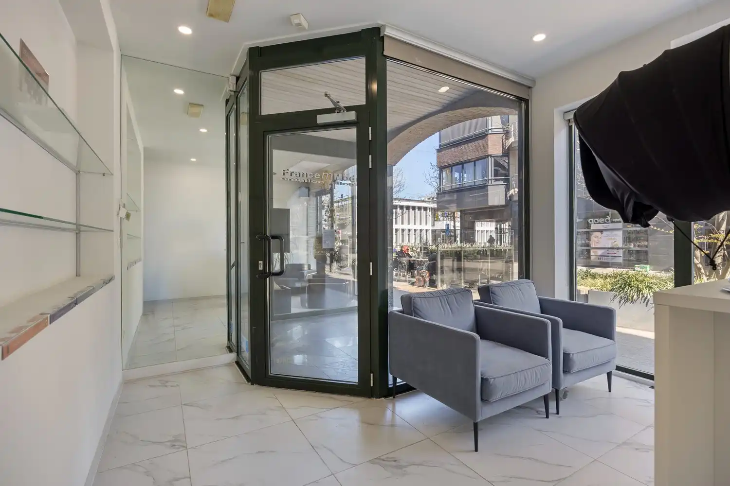 Veelzijdig handelspand in hartje Lanaken foto 8