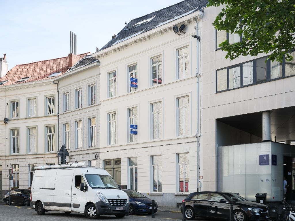 Luxueus appartement met groot volume en terras op toplocatie aan de Sint-Michielskerk foto 2