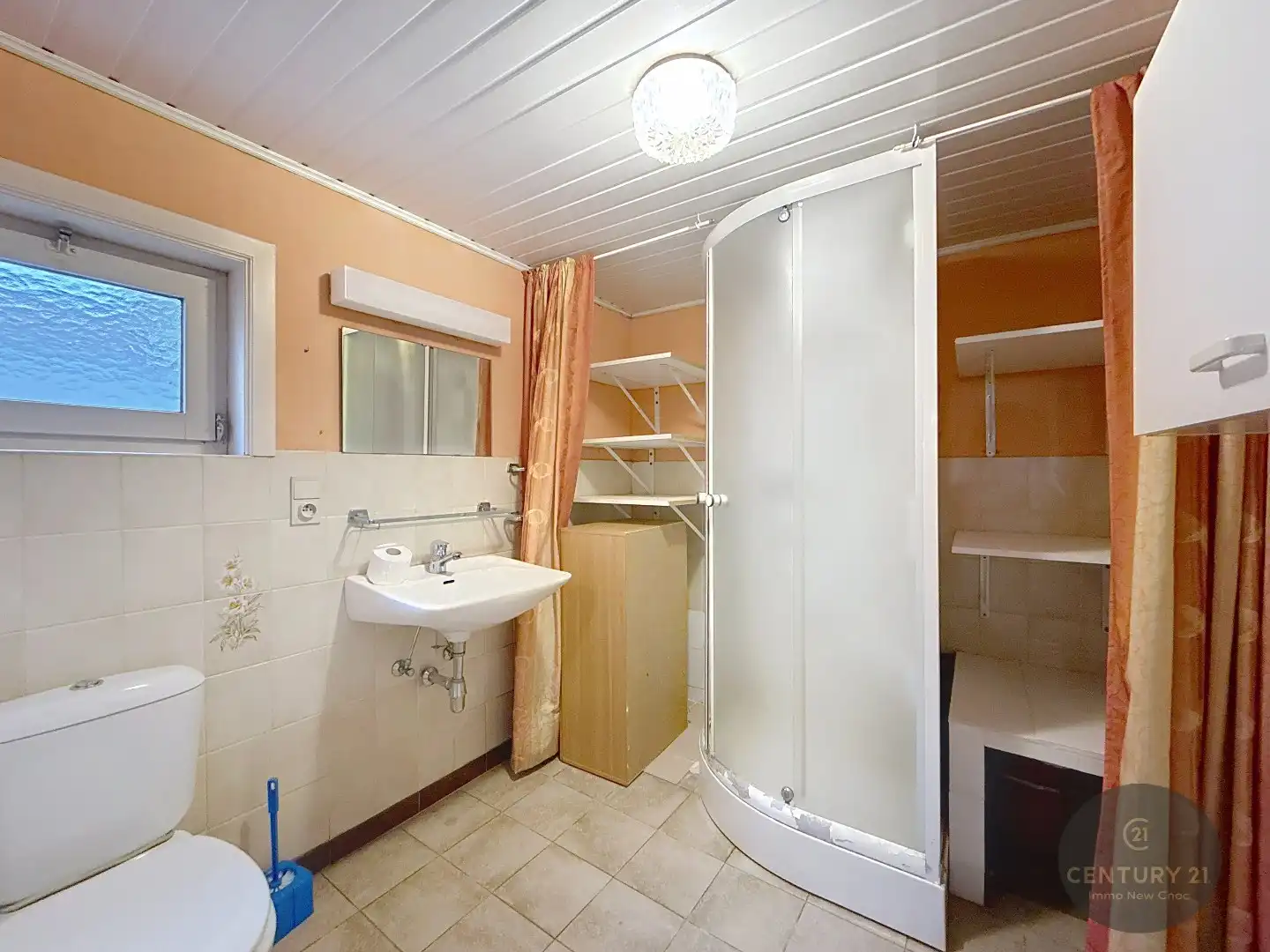 Op te frissen woning met ruime garage, tuin en oprit  foto 9