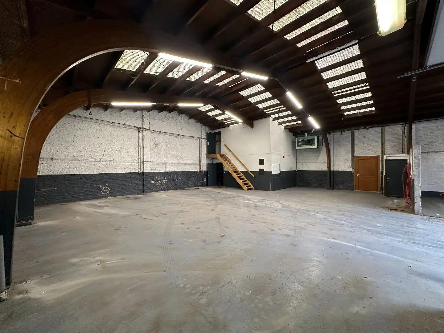 Magazijn met kantoor te huur in centrum Heule. foto 8