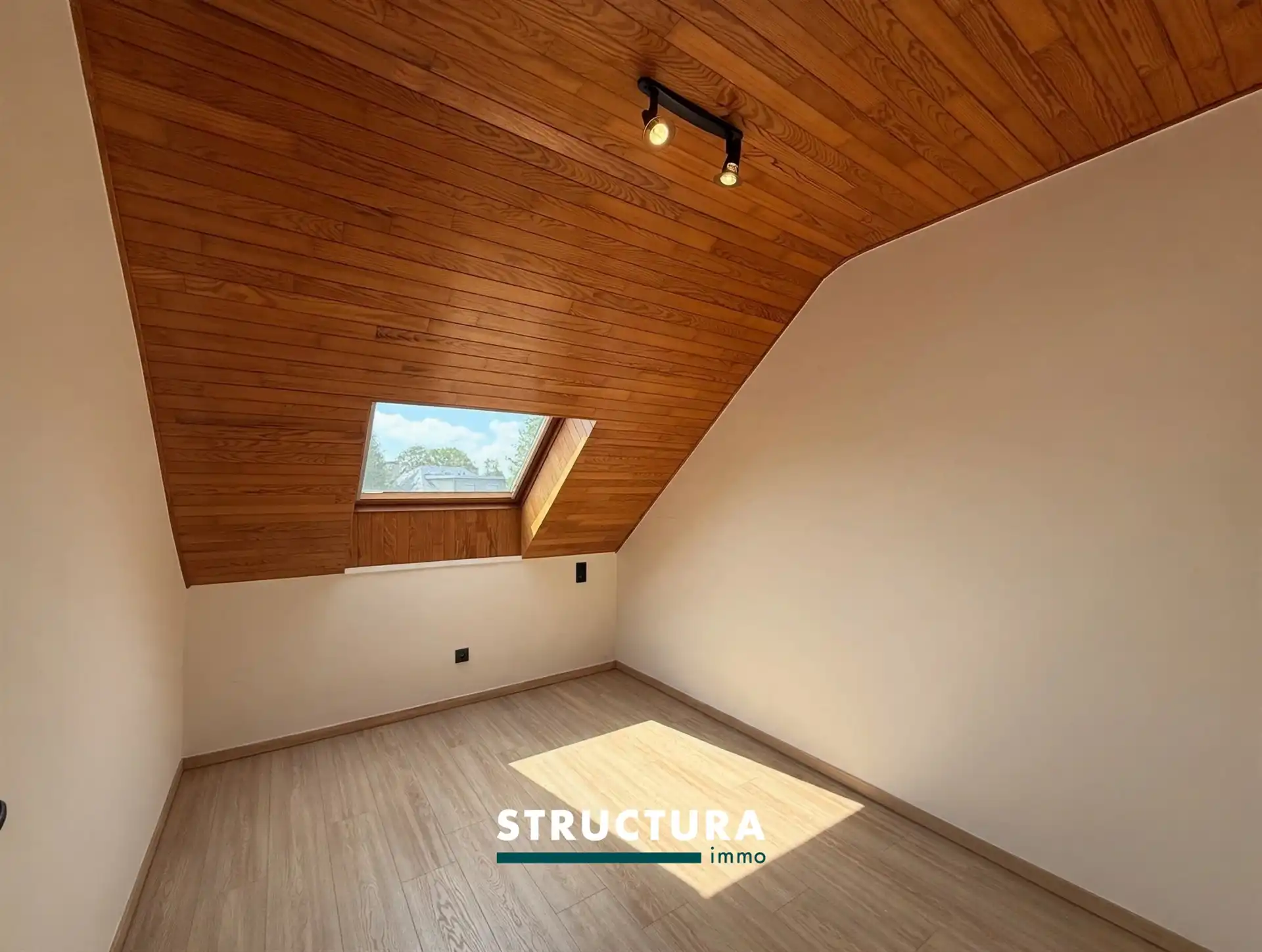 Halfopen woning met ruime garage  foto 14
