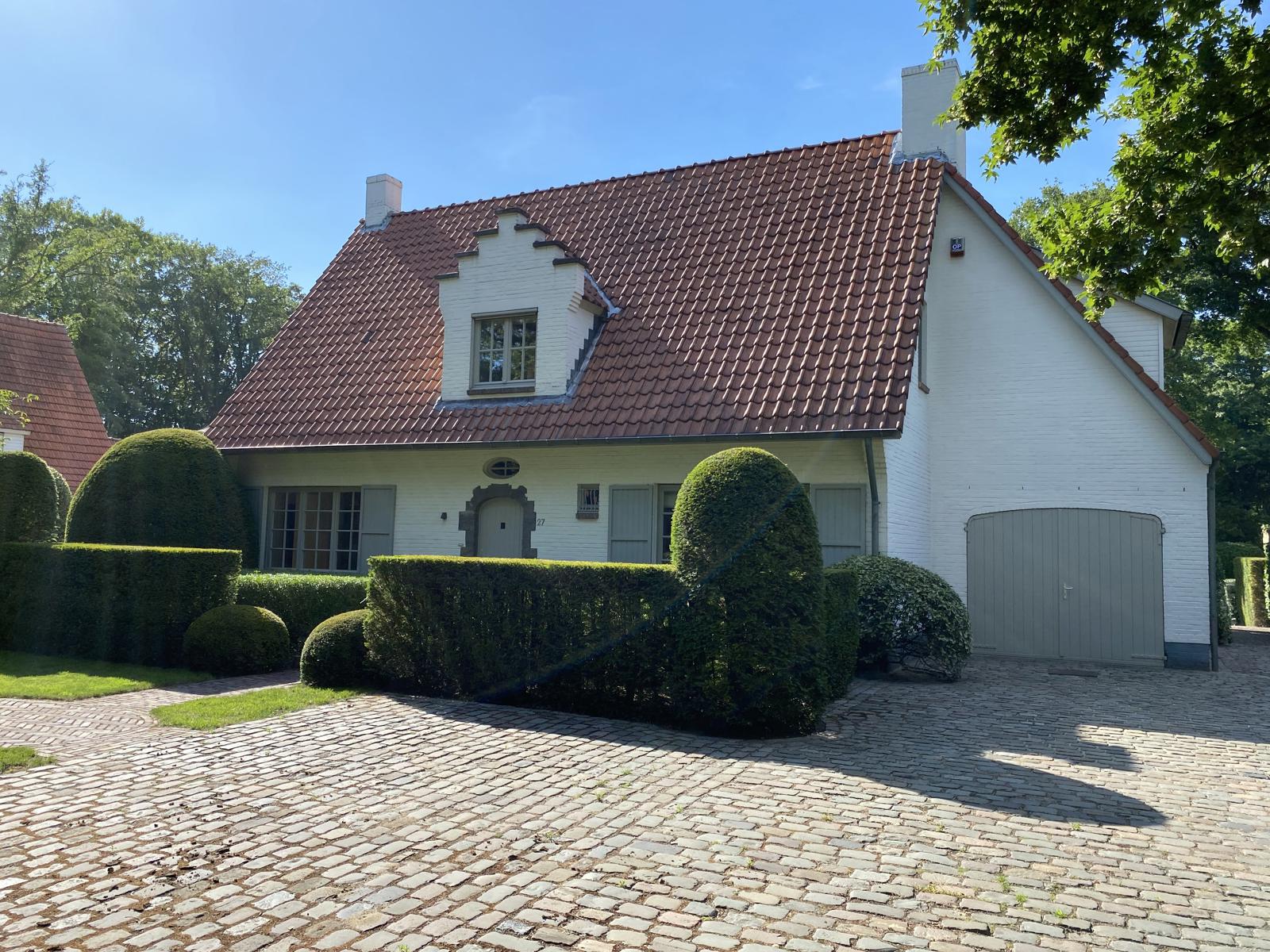 Charmante villa met zwemvijver en veel groen 1.512m2 foto {{pictureIndex}}