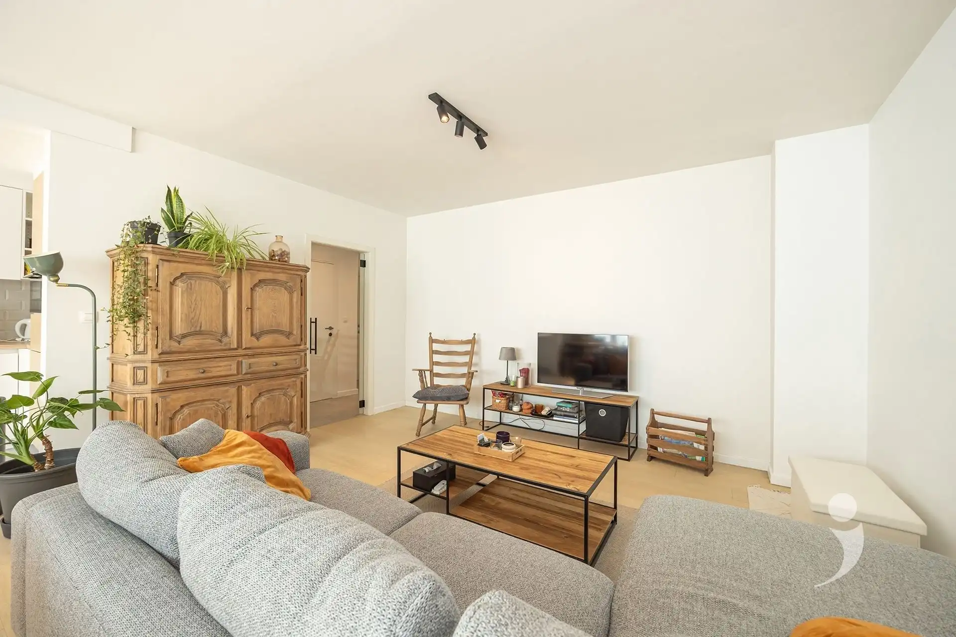 Gerenoveerd appartement met 2 slaapkamers, garagebox en staanplaats foto 8