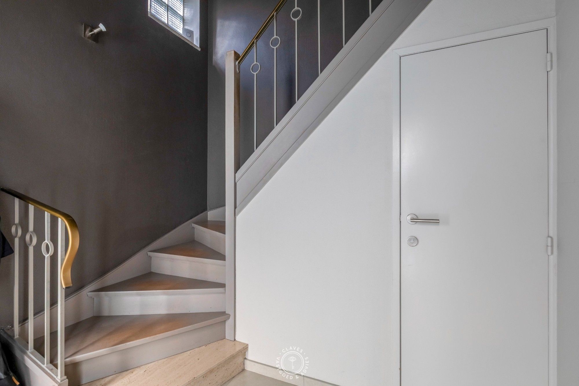 Charmante halfopen woning met lange oprit en zonnige tuin foto 12