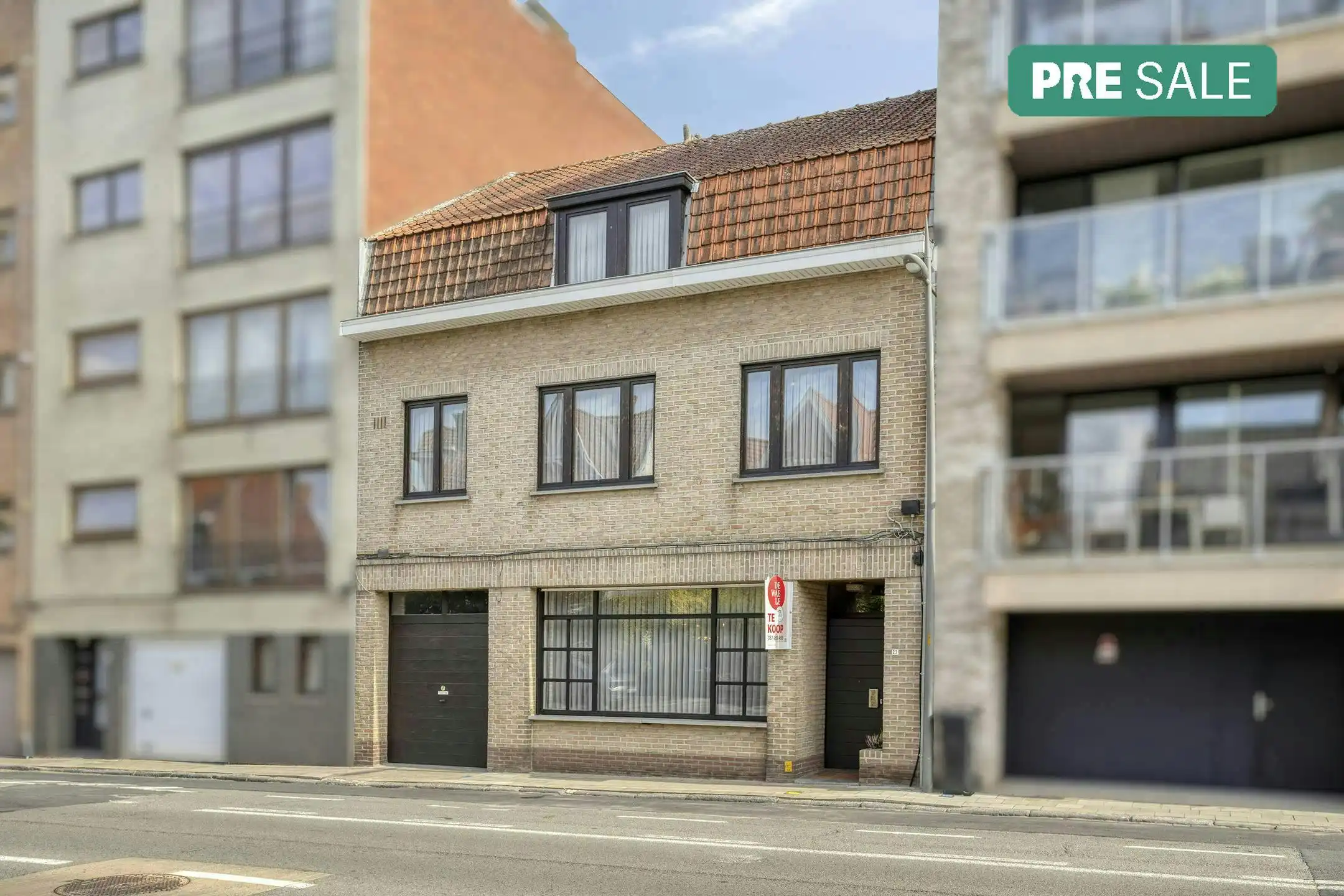 Hoofdfoto van de publicatie: Ruime woning in Ieper met stadstuin en inpandige garage 