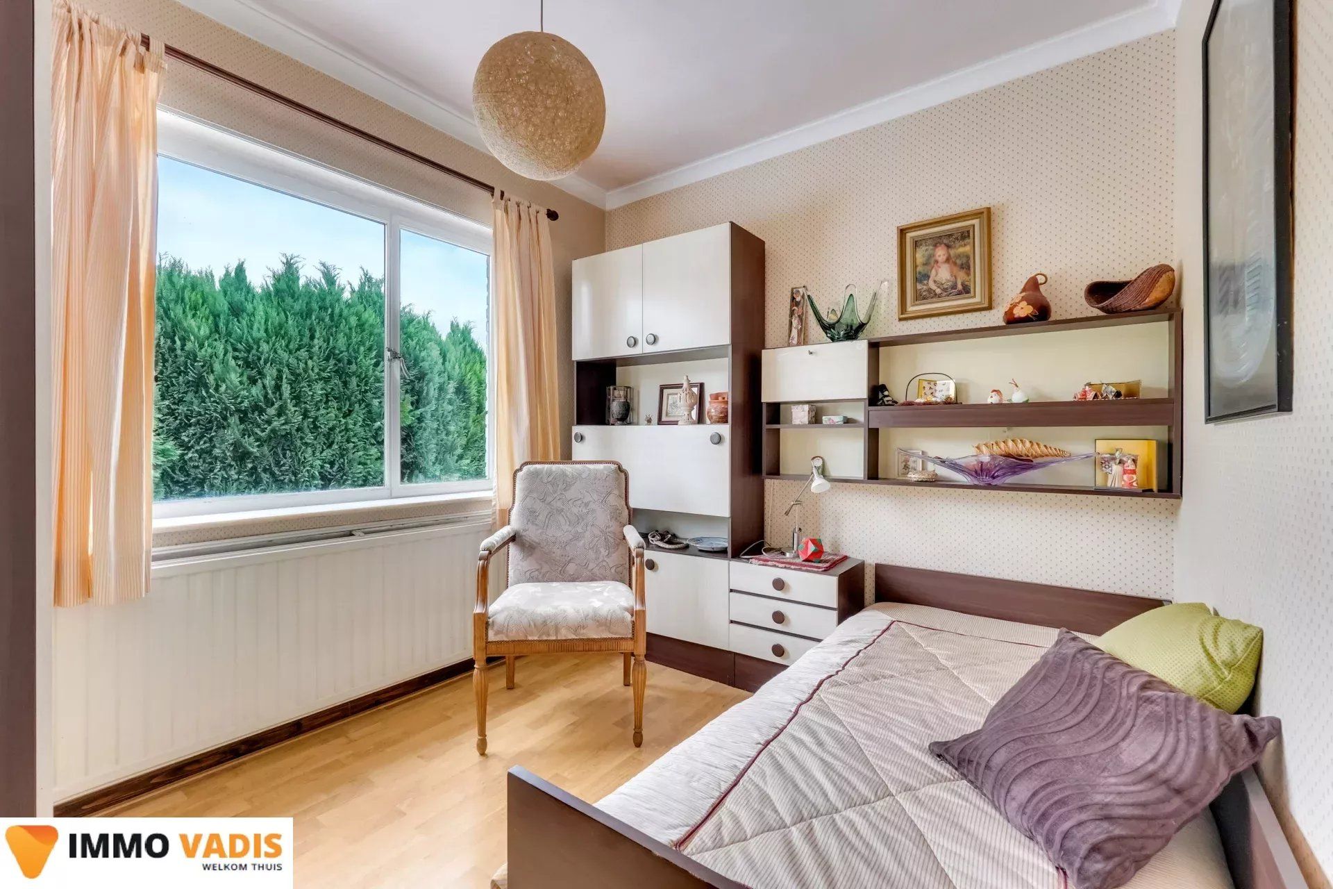 Te renoveren woning met  garage en mooie tuin foto 13
