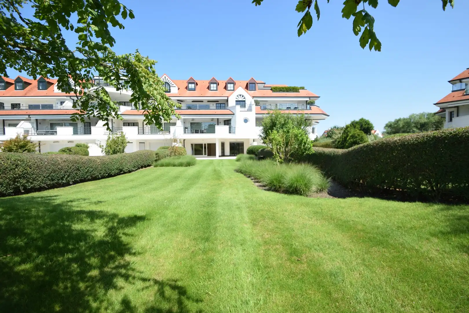 Zonovergoten tuin appartement met groot terras en prachtige tuin gelegen in het exclusieve domein Tennis Gardens. foto {{pictureIndex}}
