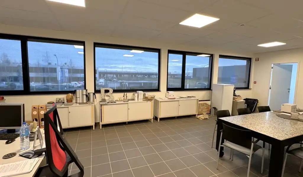 Logistieke loods met kantoren te huur in Bornem foto 6
