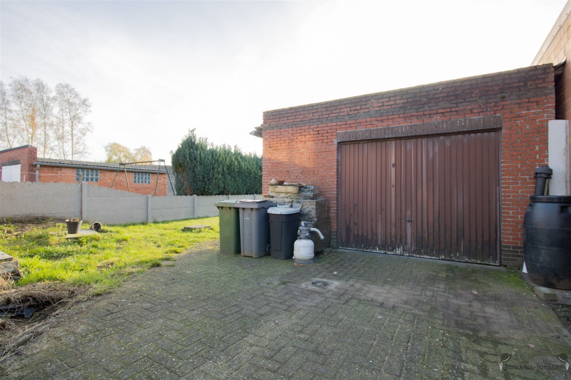 Op te frissen woning met min. 3 slaapkamers op 645 m² foto 12