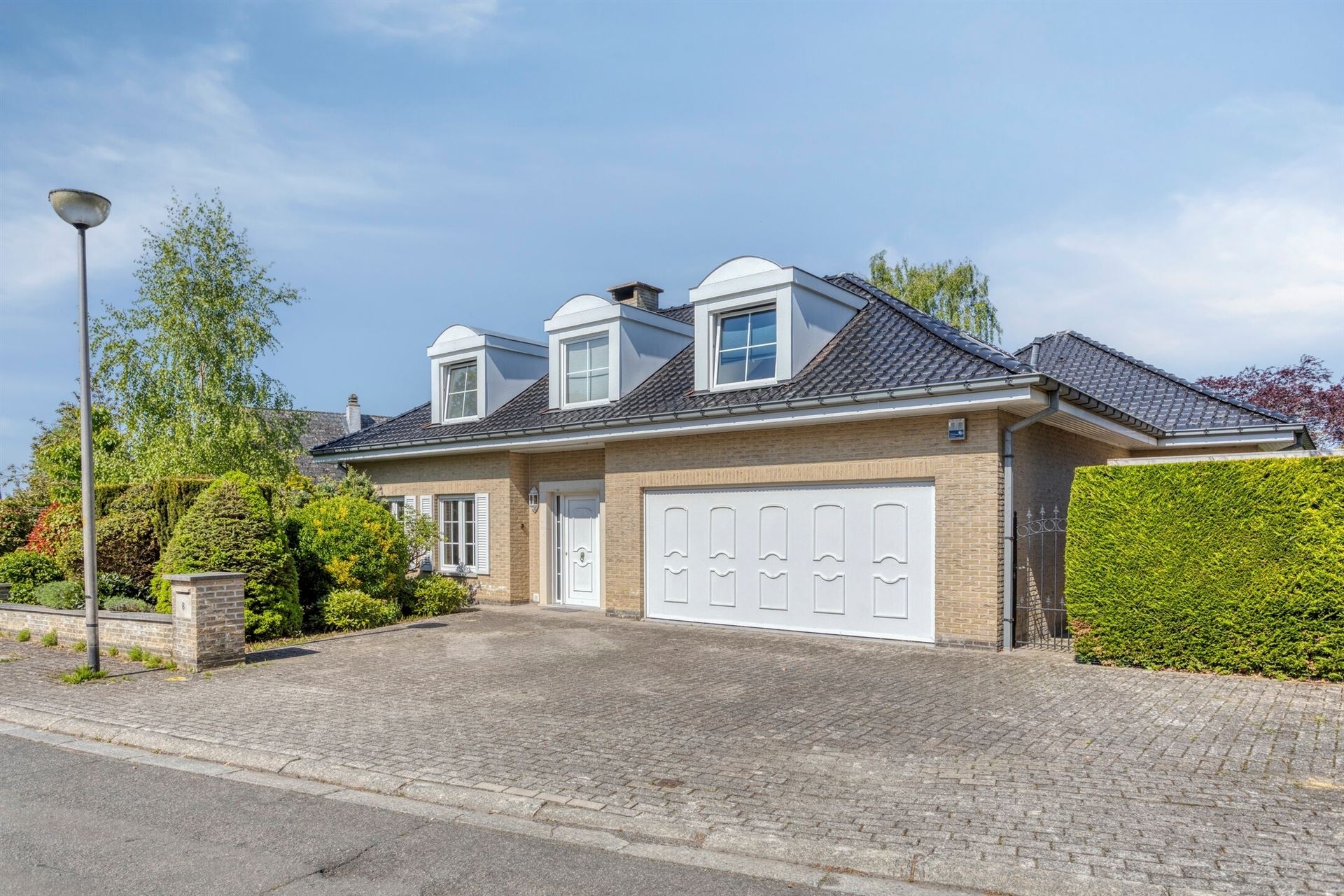 Prachtig gerenoveerde villa op mooi perceel foto 2