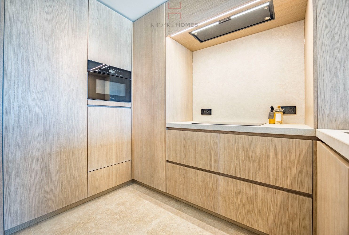 Volledig vernieuwd appartement met drie slaapkamers op de zeedijk van Duinbergen foto 14