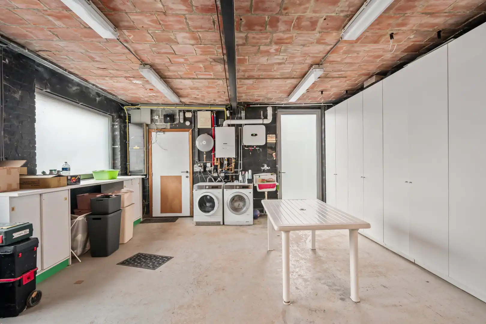 Verrassend ruime woning met grote garage en polyvalente ruimte in de dorpskern van Boezinge! foto 21